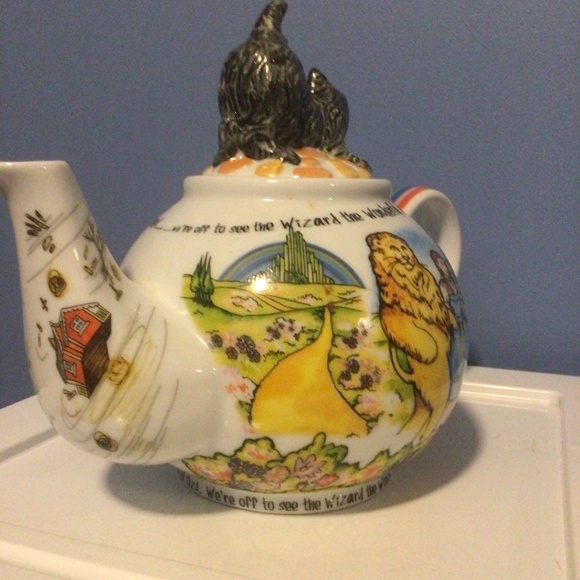 Wizard of Oz Paul Cardew Design 6 cup Collector’s Teapot with Toto Teapot Lid - Picture 4 of 15